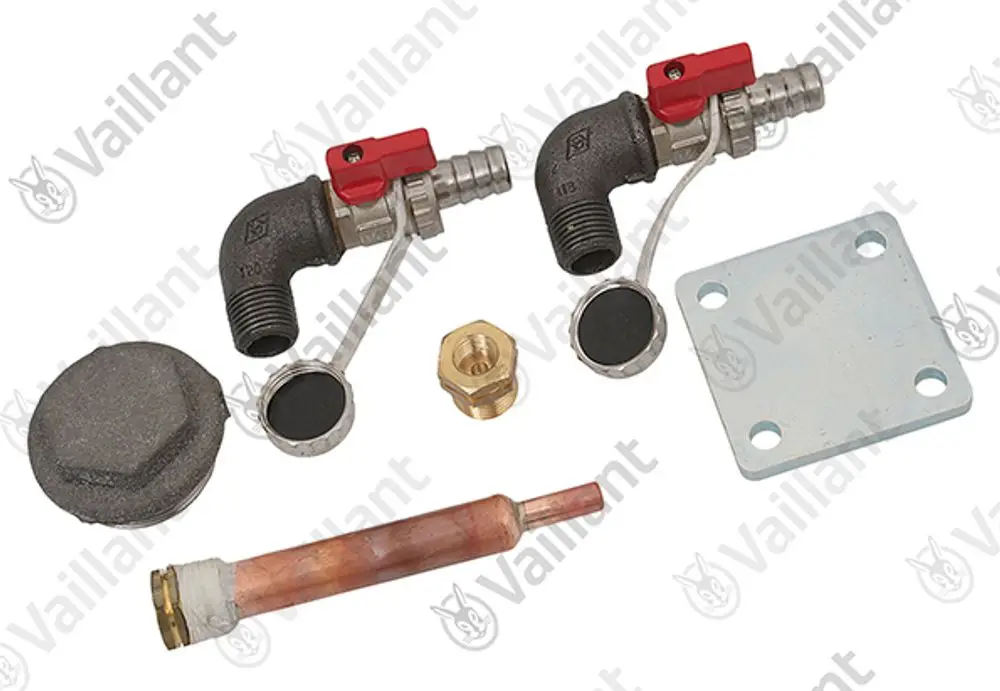 Vaillant-Kesselteile mit zwei Ventilen, einer Kupferrohrleitung, einer Anschlussmutter und einer Metallplatte auf hellem Hintergrund.